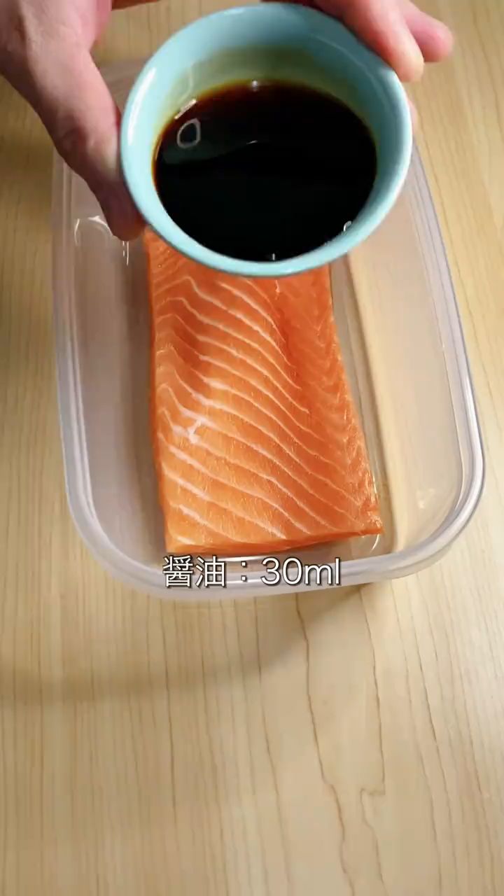 在家自制酱油腌三文鱼寿司
