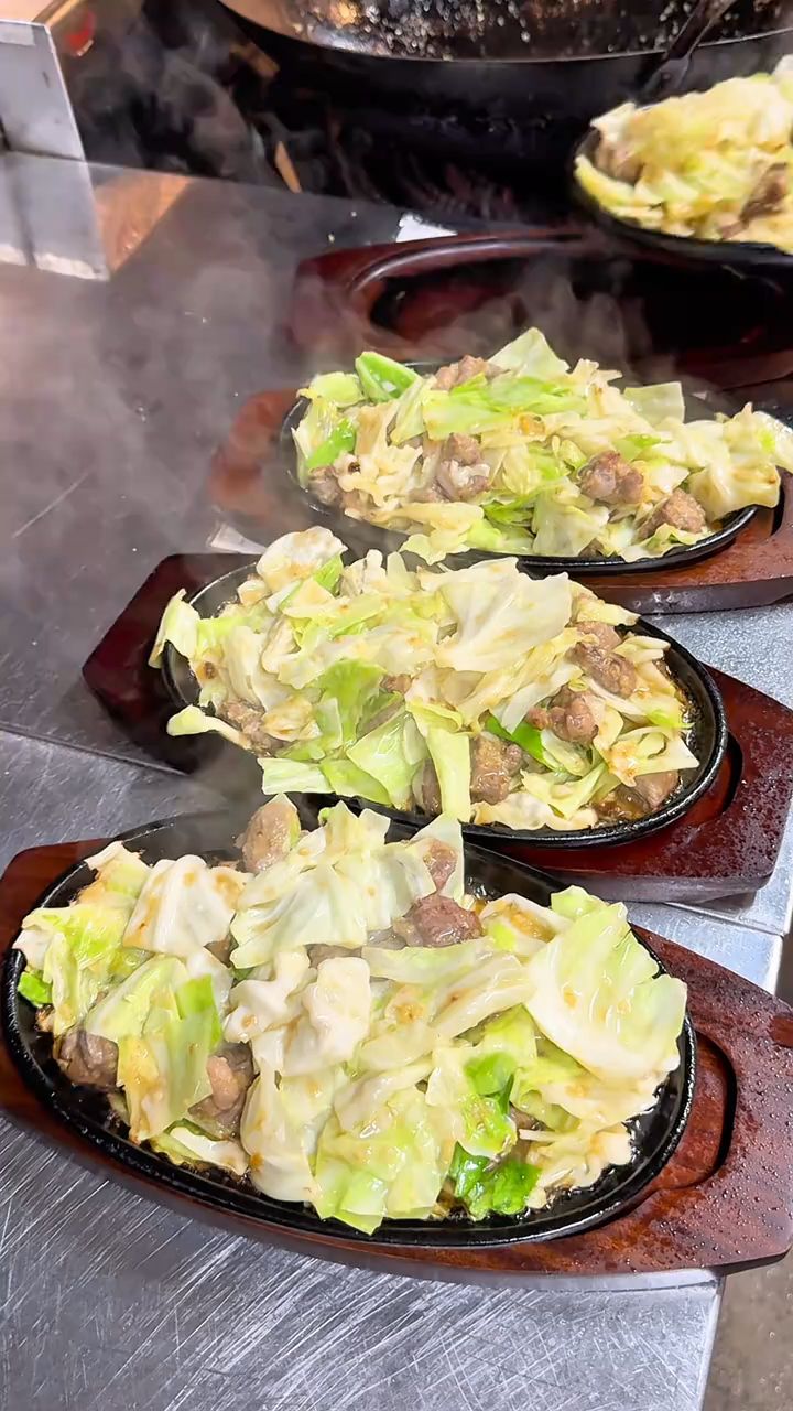 日本餐馆员工午餐，铁板高丽菜蒜末鸡肉