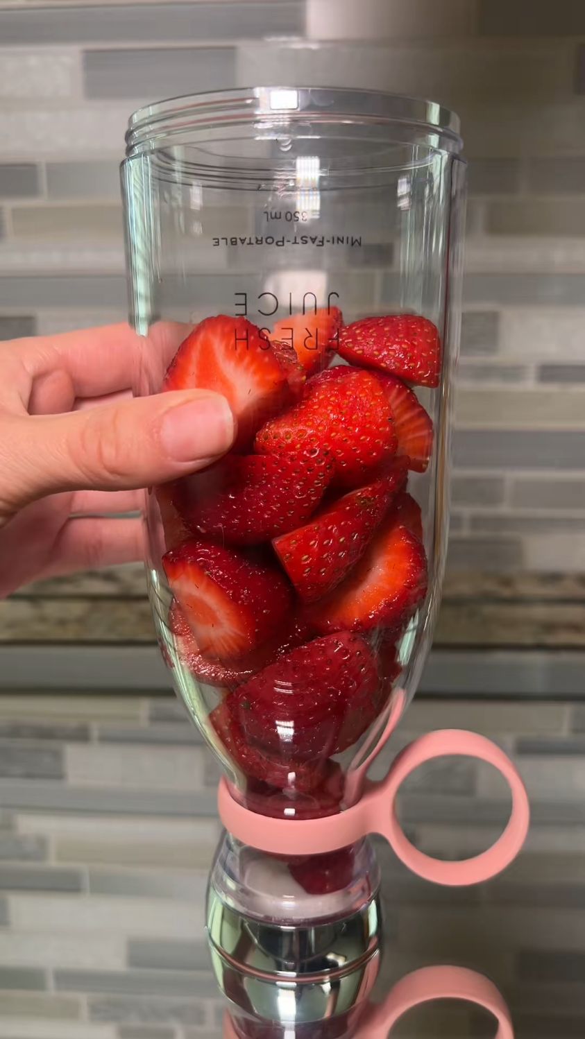 一杯子小草莓奶昔