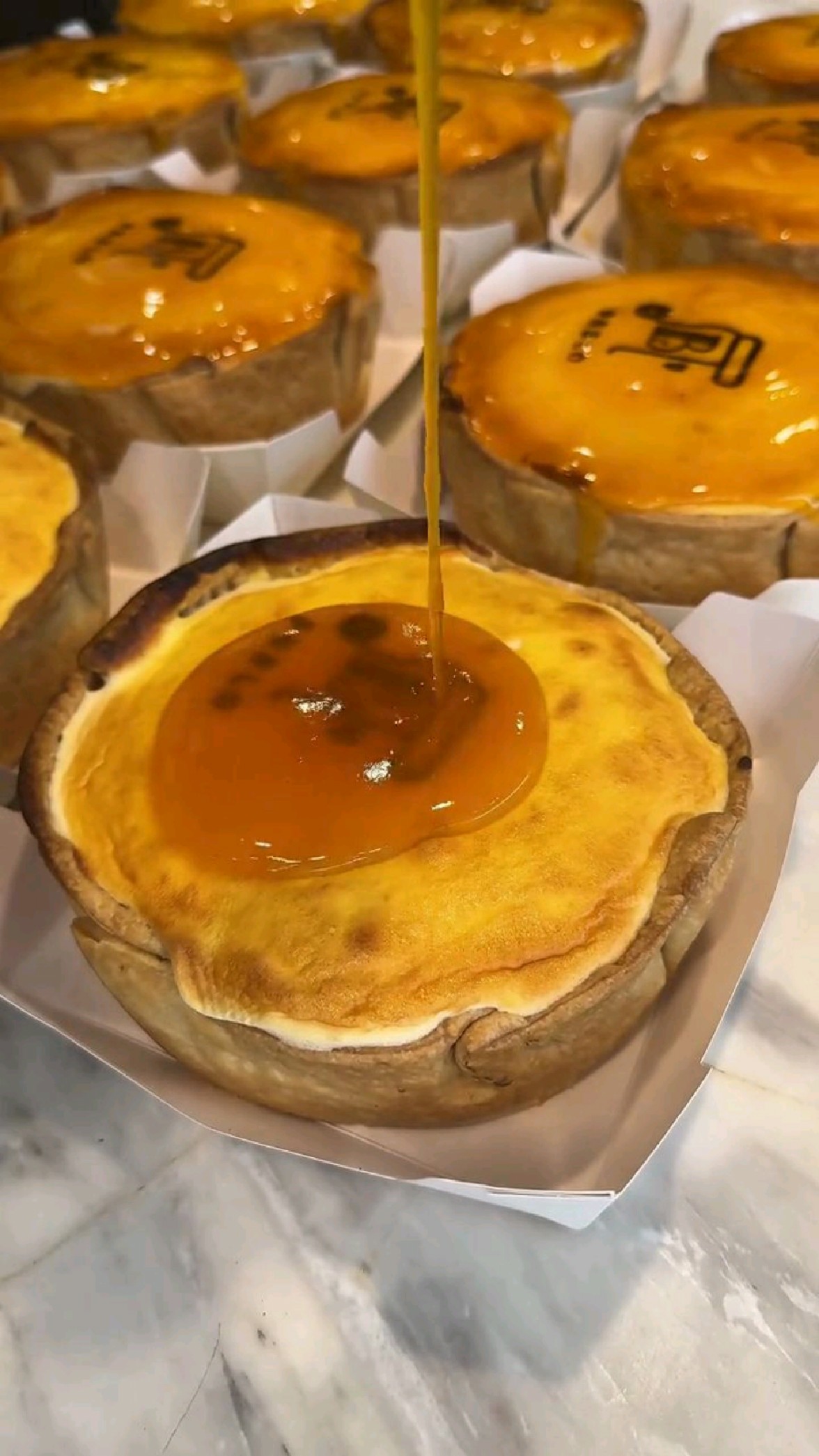 嫩滑的日式芝士蛋糕,最后的一勺糖浆下去,立马甜腻了