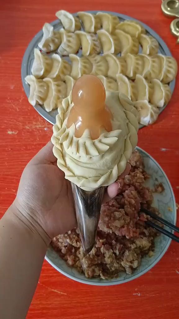借助工具包饺子,特大的饺子