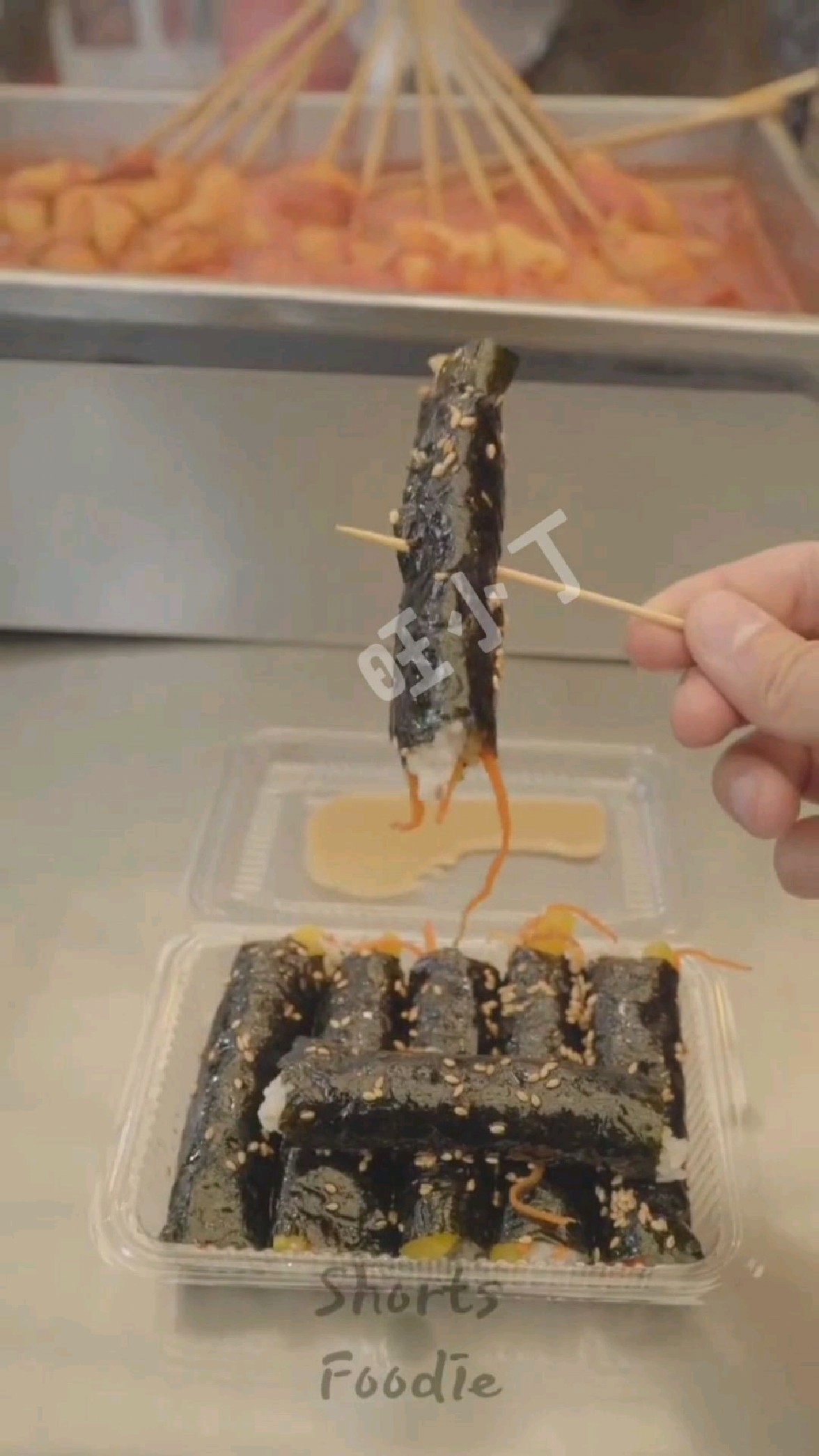 韩国市场的紫菜包饭，小小的一根馅料却如此丰富