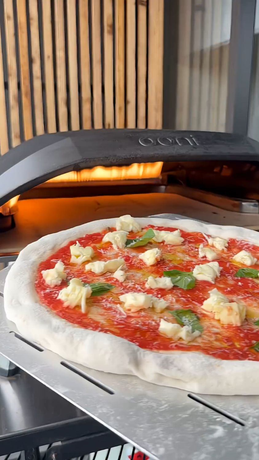 香浓拉丝的碳烤披萨