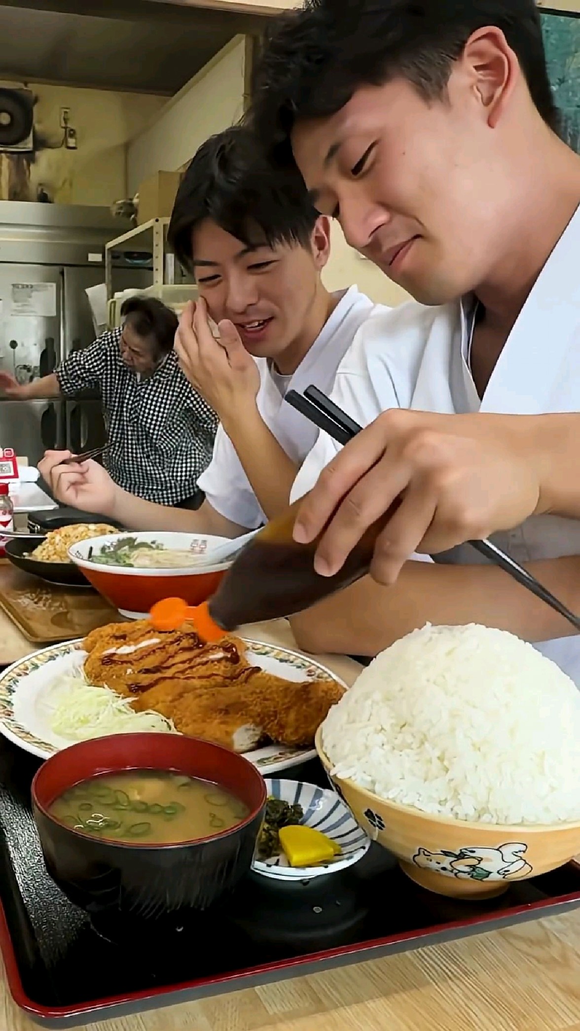 1公斤的炒饭才卖20元,这家开了20年的小吃店