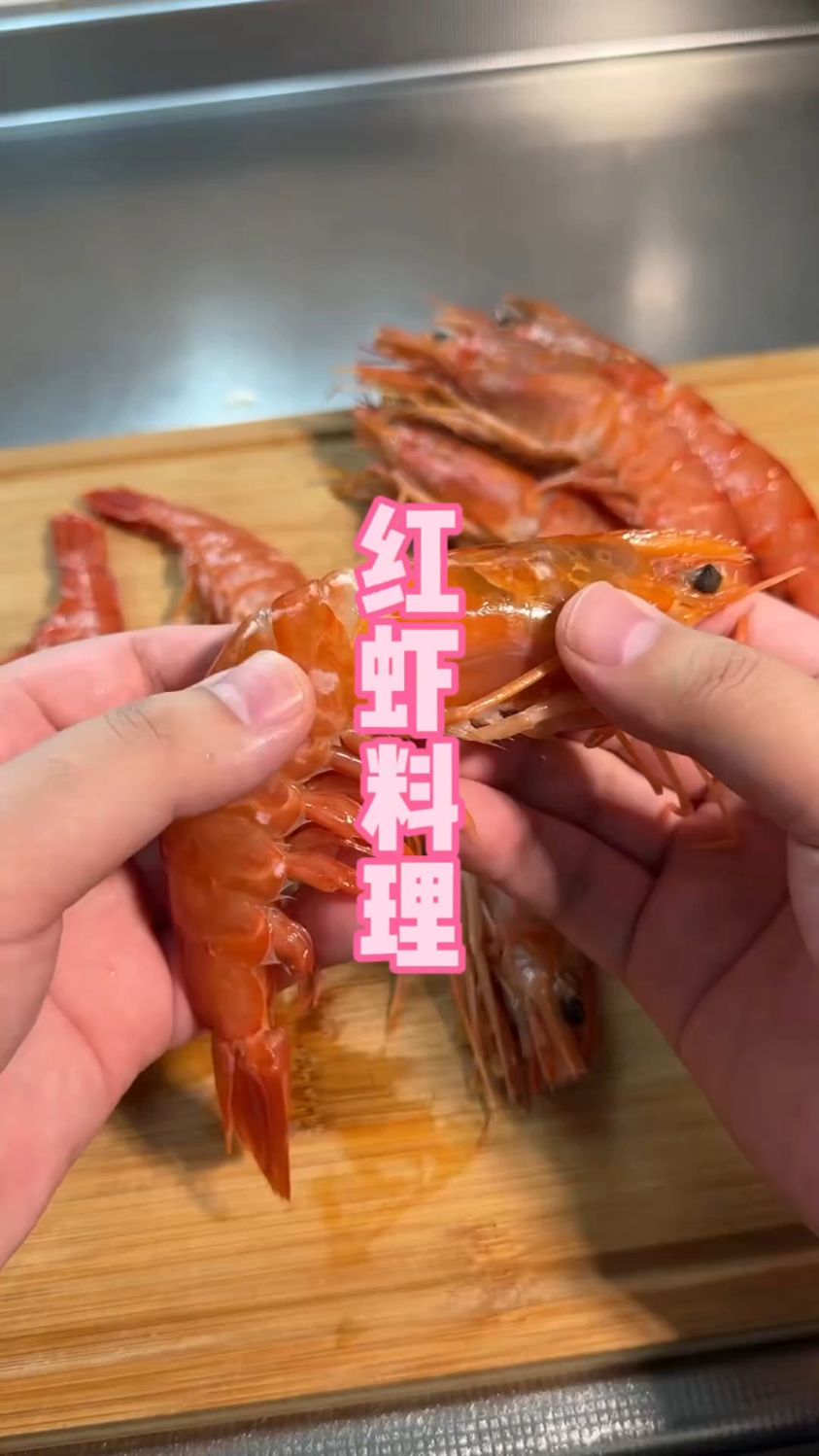 解锁红虾的高端吃法！鲜甜腌虾仁配上浓缩虾头汤，一口入魂！
