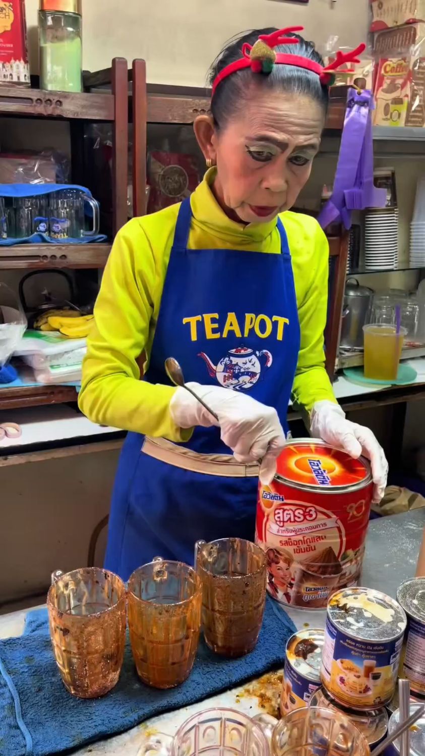 泰式奶茶届的狠人大姐：这哪是做饮料，这分明是在叠Buff！