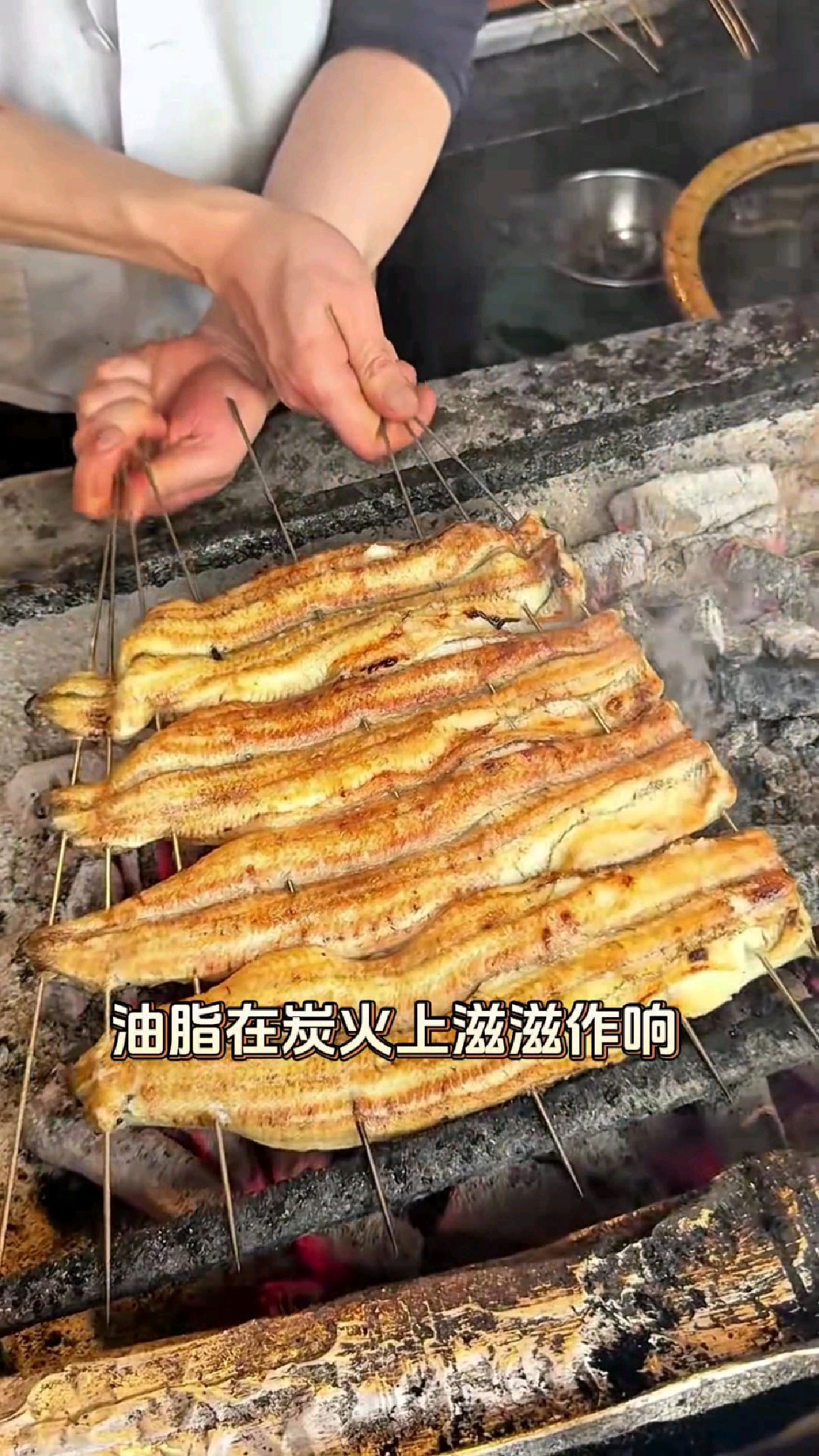 名古屋必吃！排队也认了，这满屏溢出来的炭烤鳗鱼饭真的绝了！