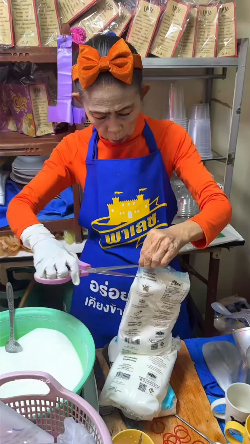 救命！曼谷街头这袋泰式奶茶，量大到我以为阿姨在批发