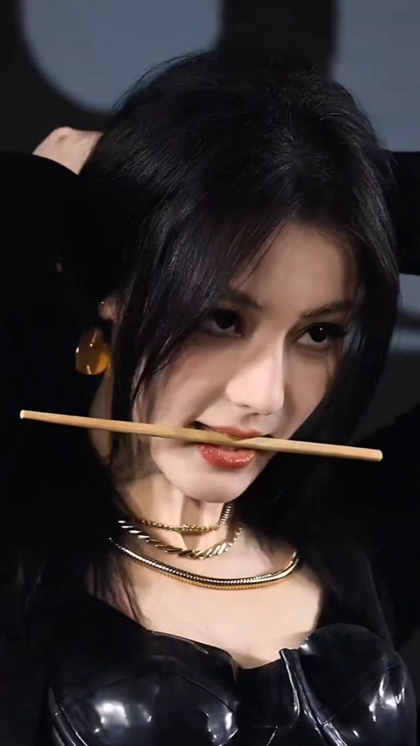 迪丽热巴的用筷子扎头发,失败的样子都是那么好看