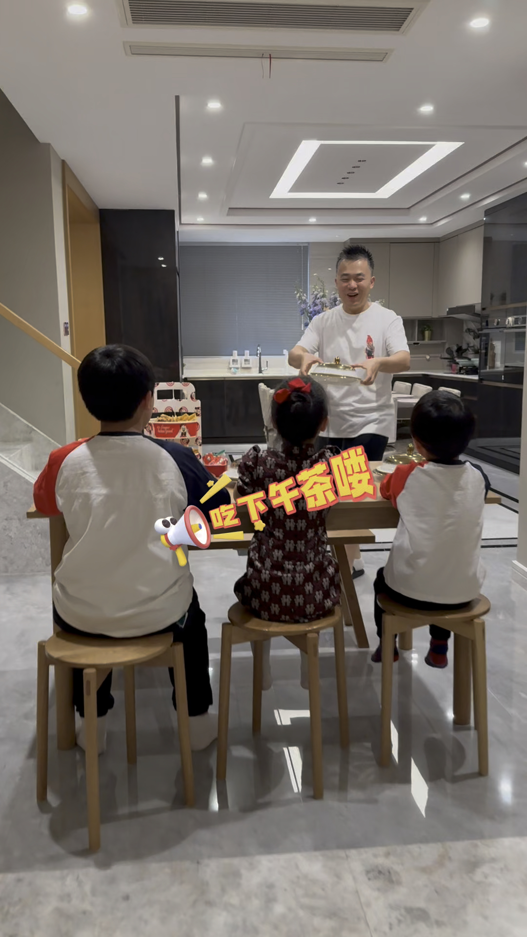 爸爸说今天给孩子们准备了游戏盲盒下午茶,又是有趣的一餐