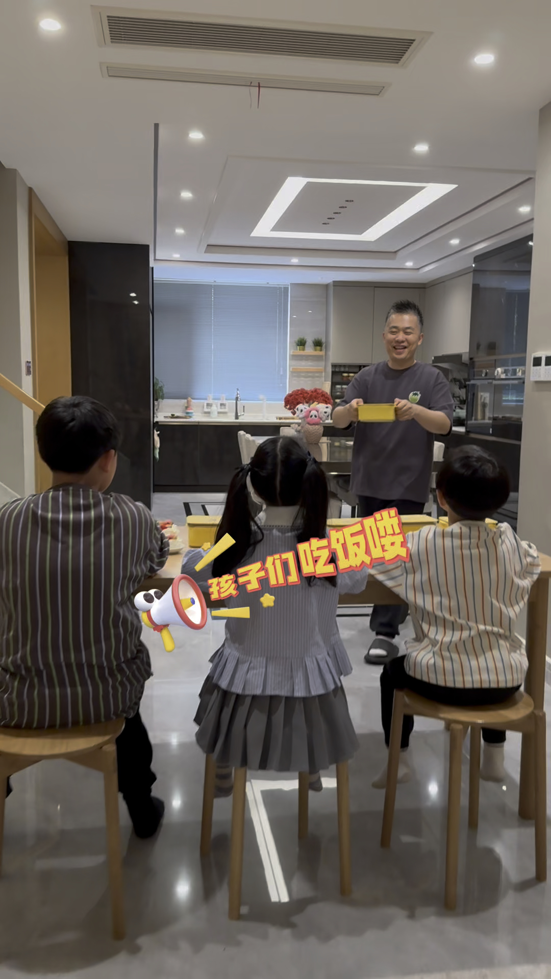 爸爸说今天给孩子们做三文鱼美食盲盒,又是有趣的一餐