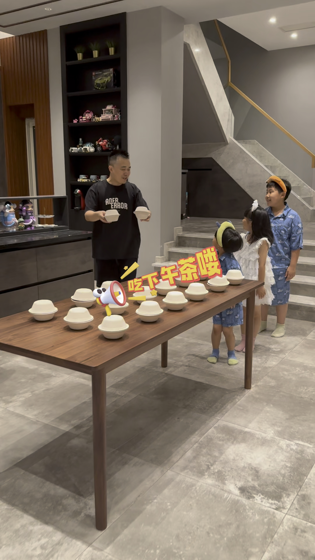 爸爸说今天下午茶带孩子们玩盲盒版女巫的毒药,又是有趣的一餐