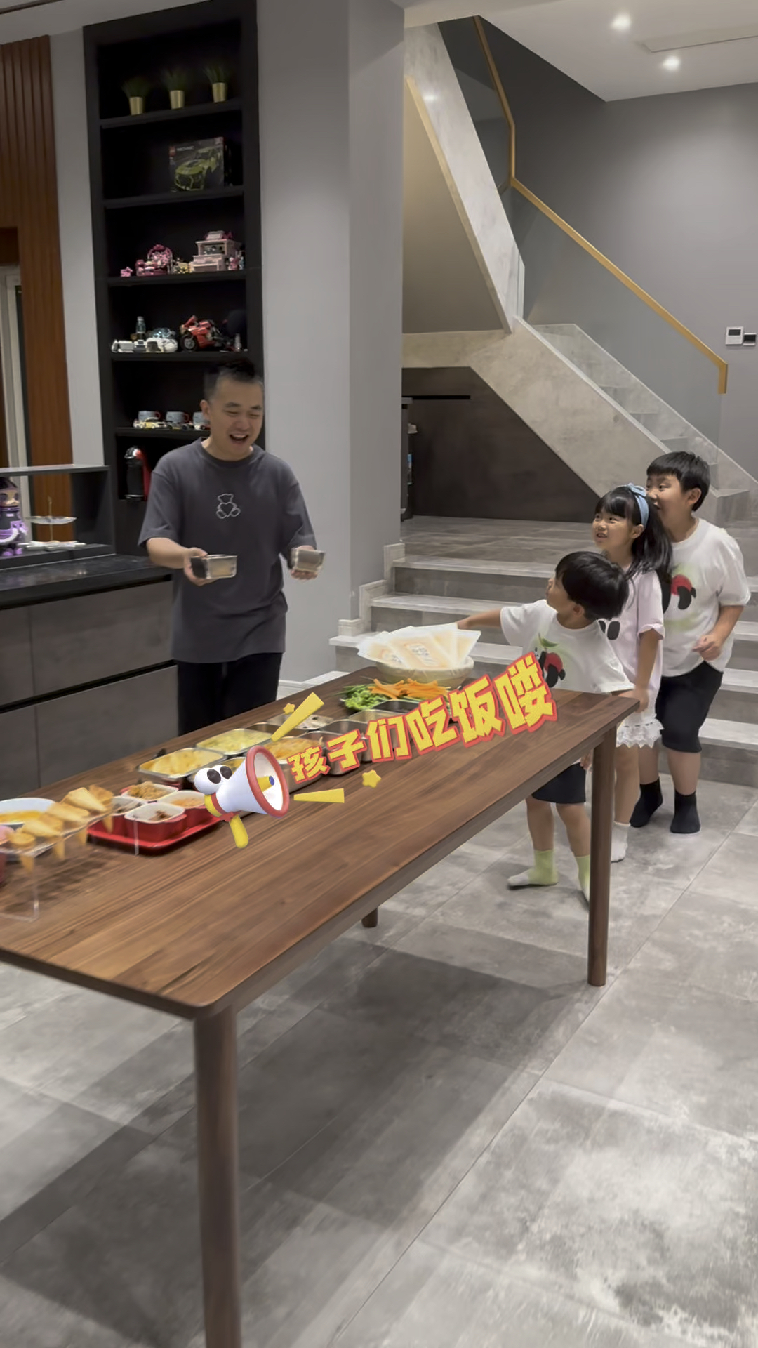 爸爸说今天让孩子们自制卷煎饼，又是有趣的一餐