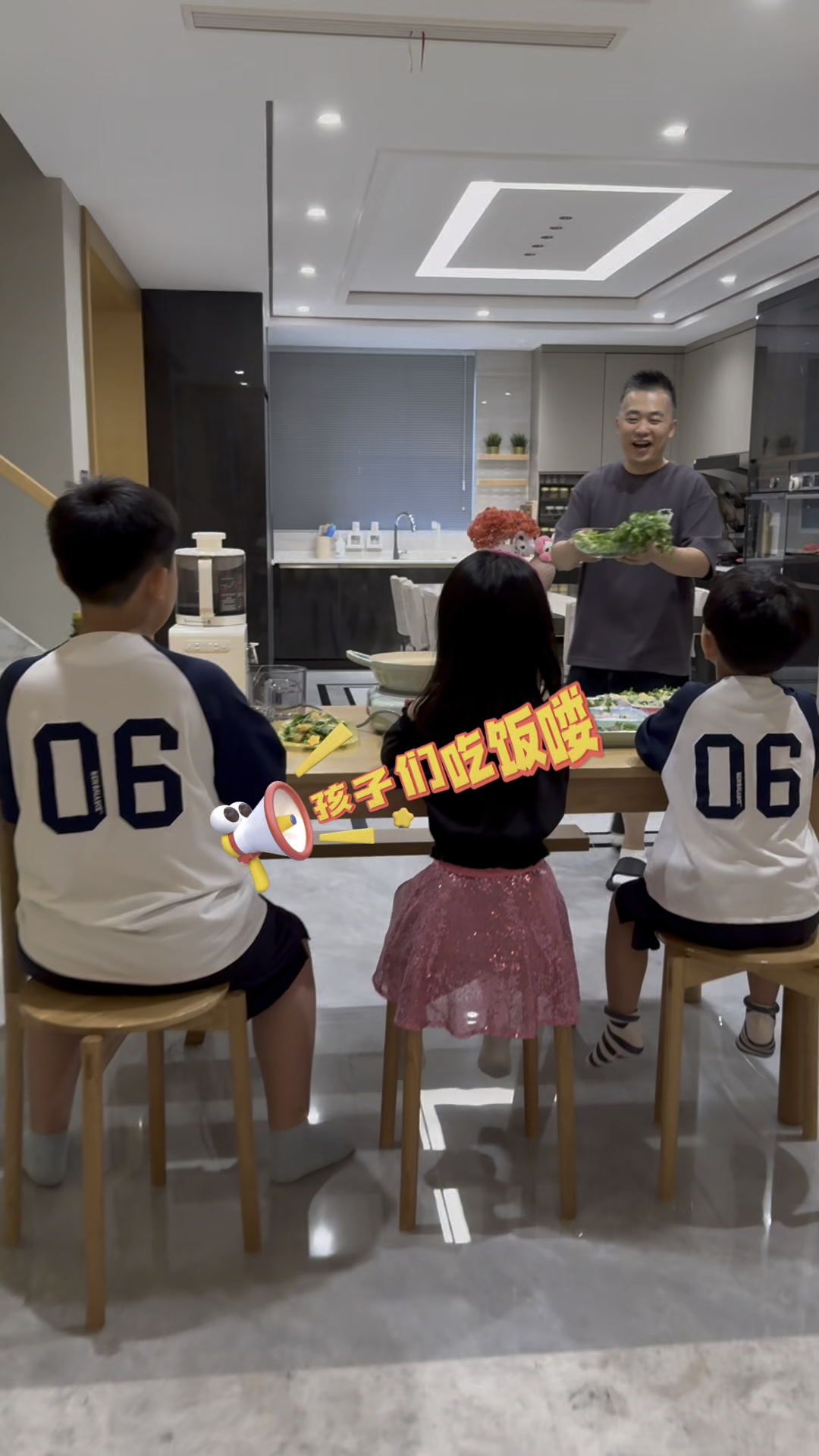 爸爸说今天给孩子们整百香果酸汤火锅吃