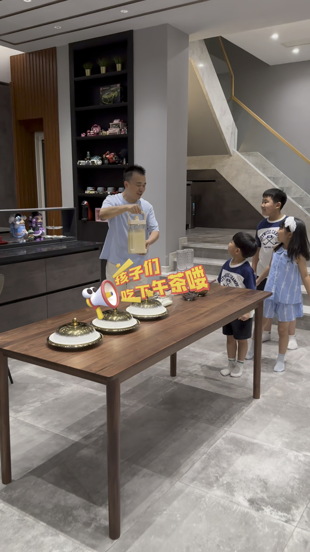 爸爸说今天给孩子们准备了奶茶和立秋零食盲盒,又是有趣的一餐