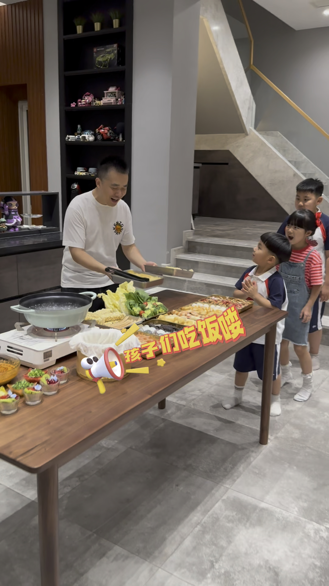 爸爸说今天给孩子们做麻辣拌,又是有趣的一餐