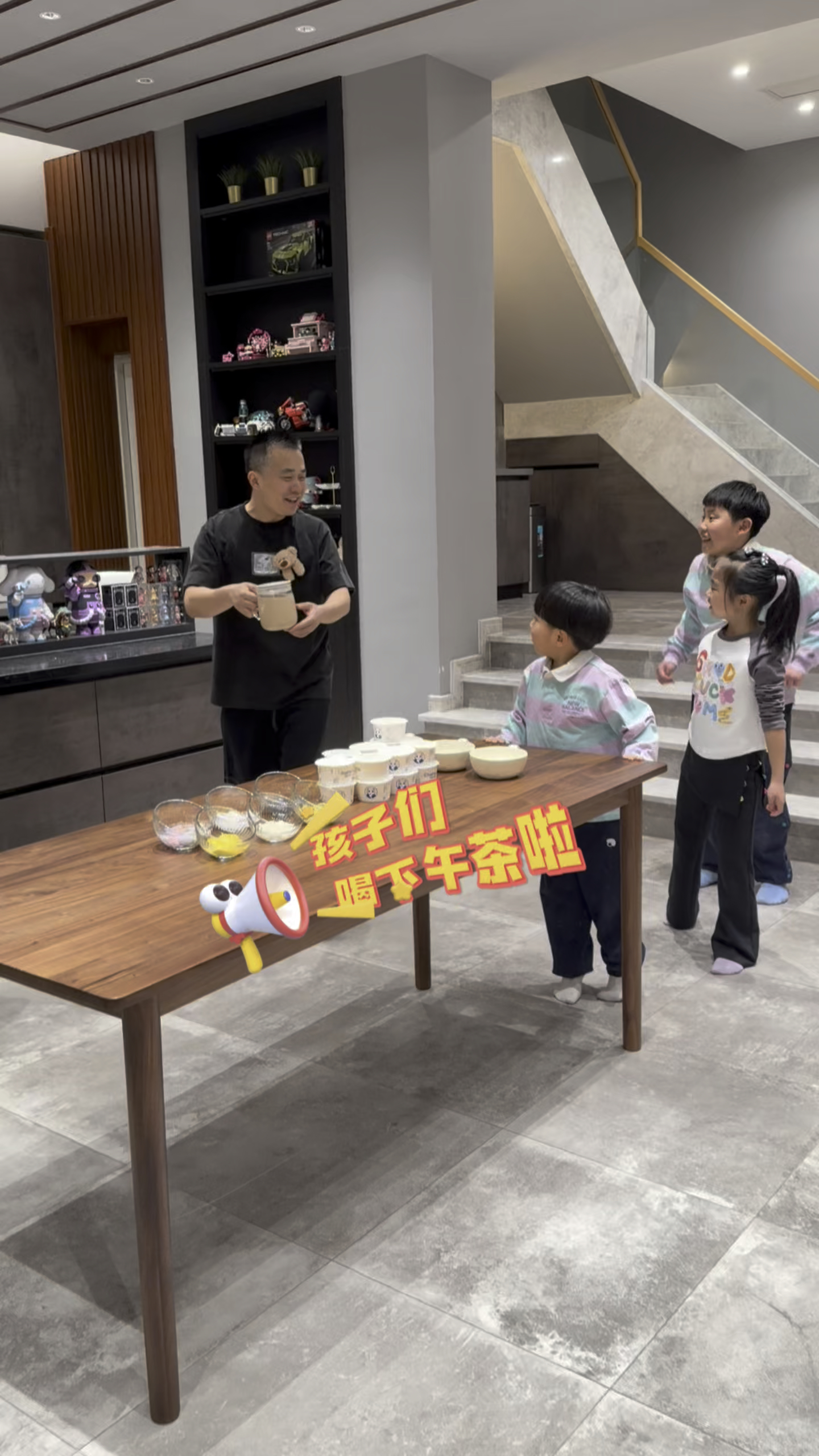 看看爸爸今天给孩子们准备了什么有趣的下午茶