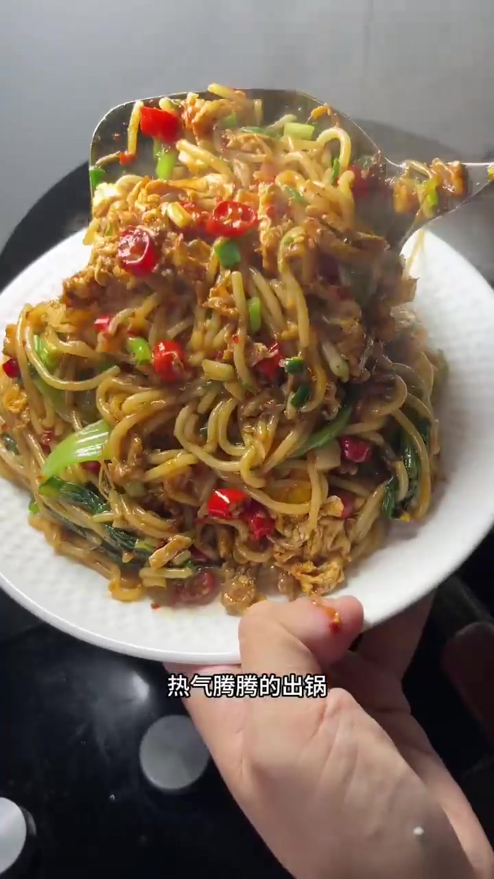 老板，来一碗江西炒粉！加鸡蛋加肉，多加辣椒的那种！！