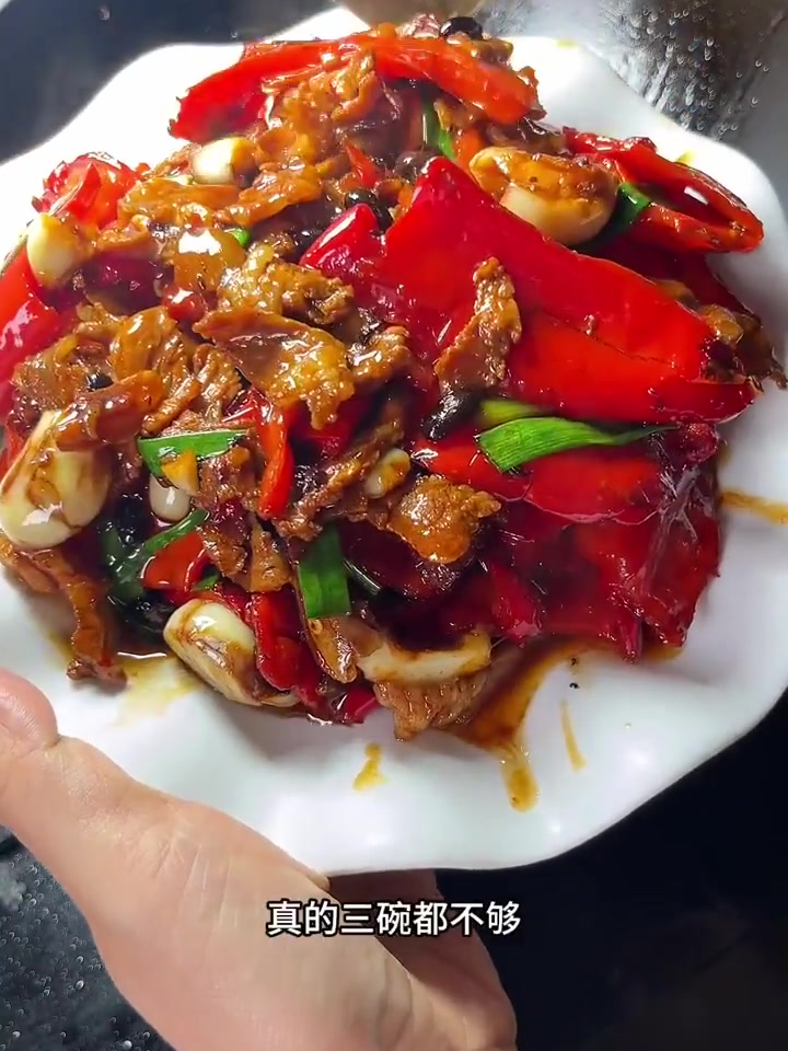 有这个大红辣椒炒肉，我可以干三碗米饭！！