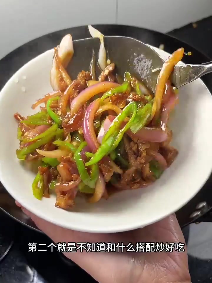 洋葱炒好也是非常下饭的一道菜!做起来简单又好吃!!