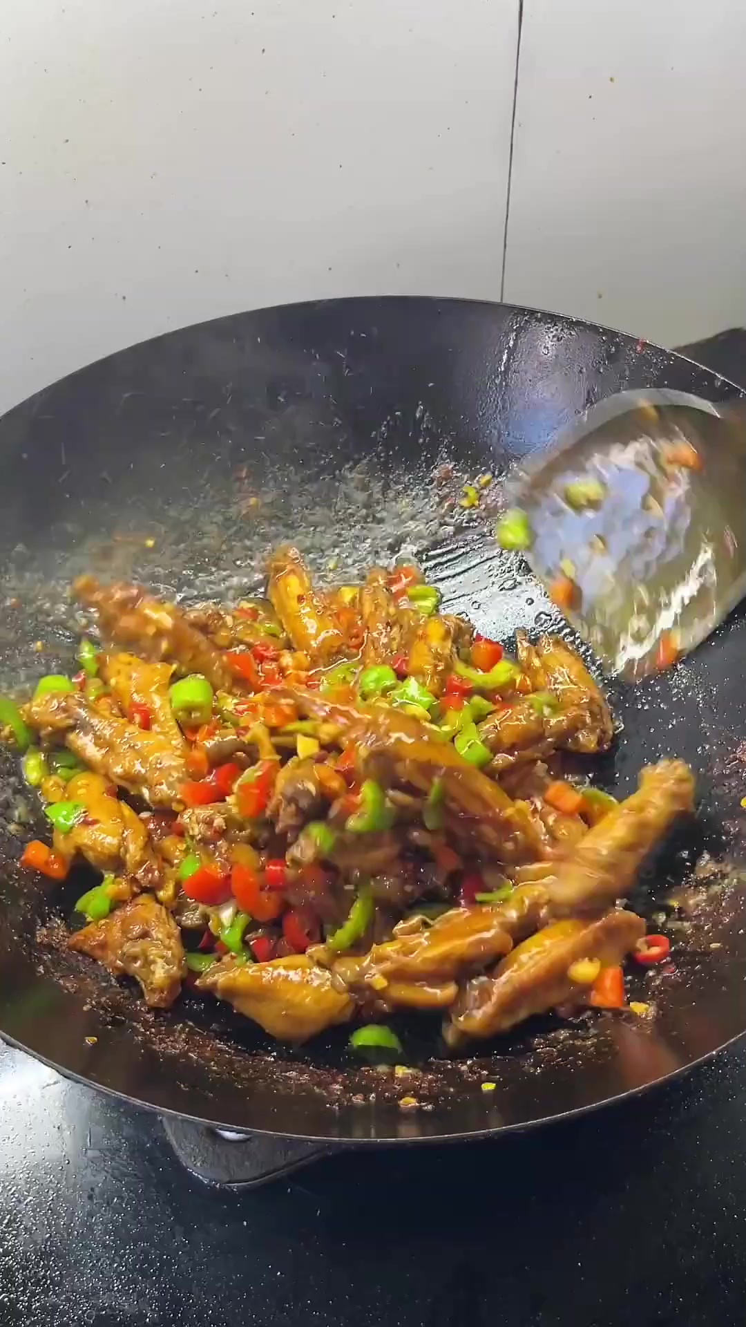 一口上瘾的秘制鸡翅！这味道绝了！