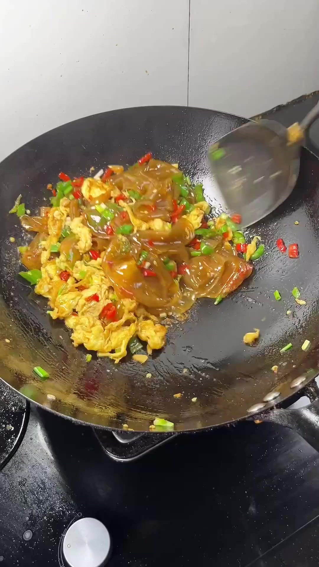 今天做了一道我们江西人最爱的鸡蛋炒粉皮，滑溜溜的，又软又香！