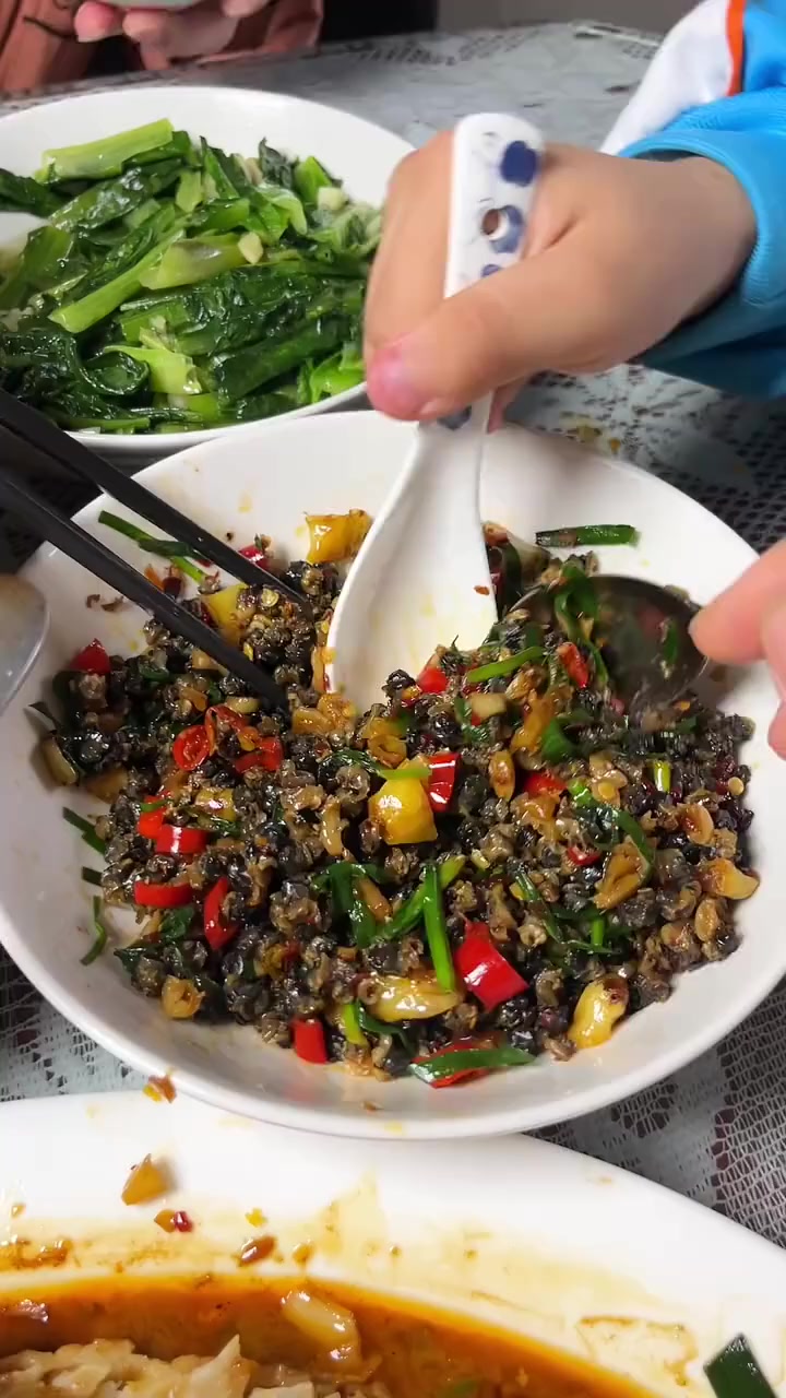 一上桌就光盘的小炒螺肉，用来拌米饭了，真的是嘎嘎下饭！