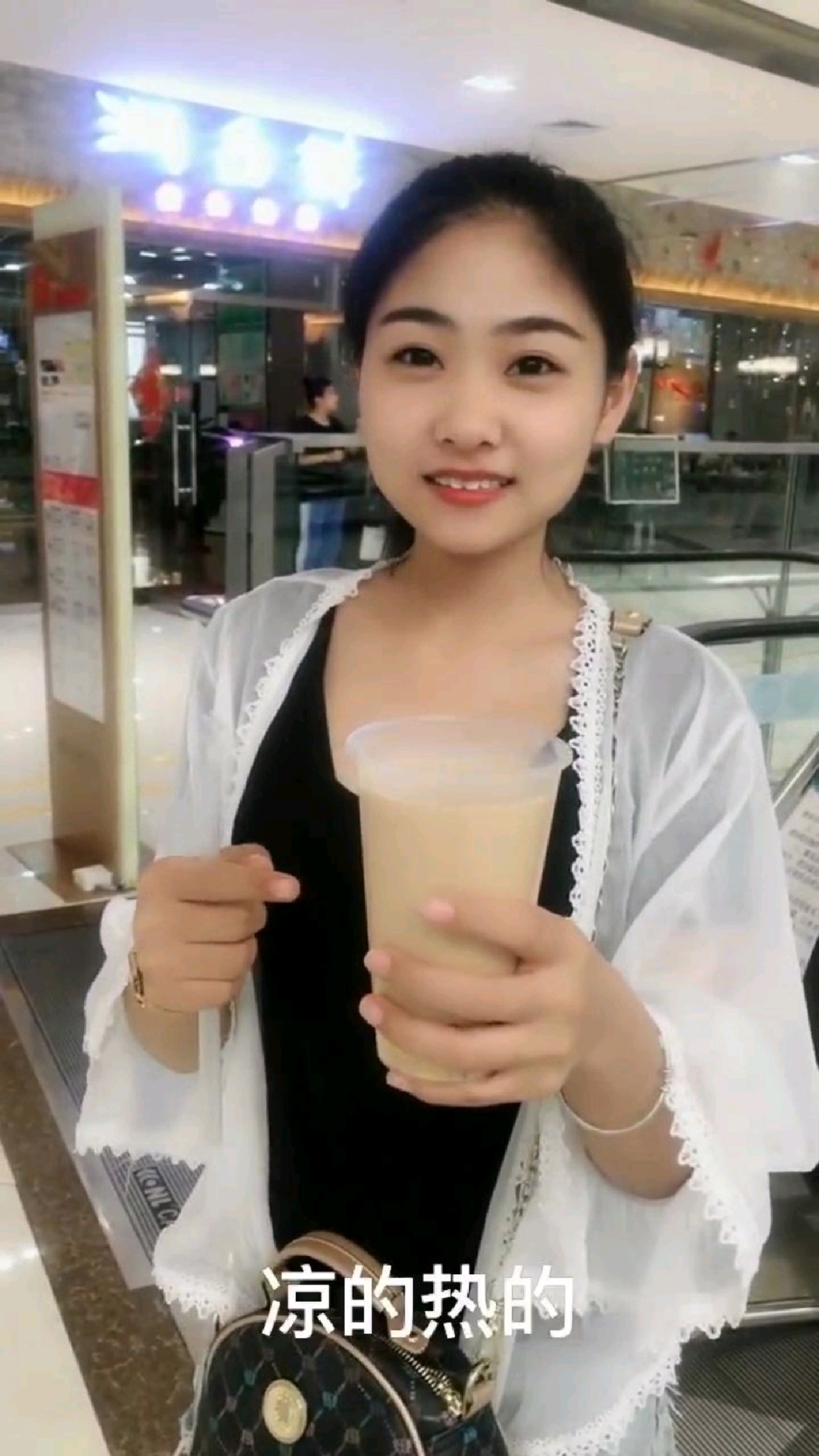 商场小姐姐手持奶茶,这穿搭绝了!
