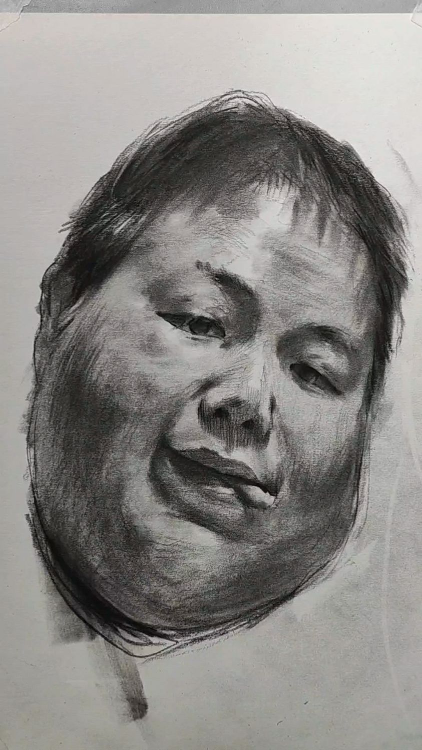 素描胖子头像绘画步骤，表情这一块很到位