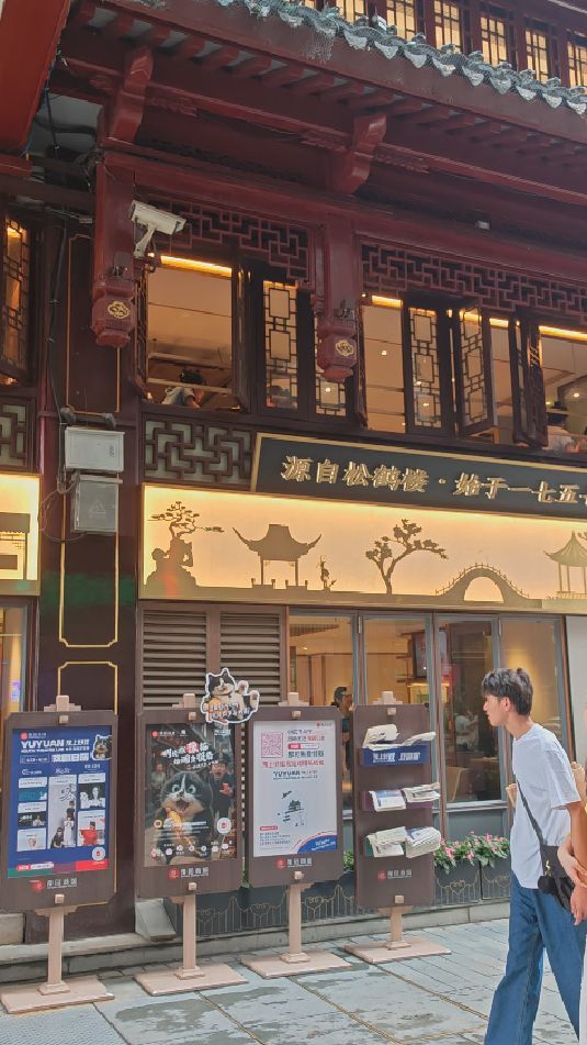 这里是上海豫园老街,给大家看一下这彩绘漂亮吧?