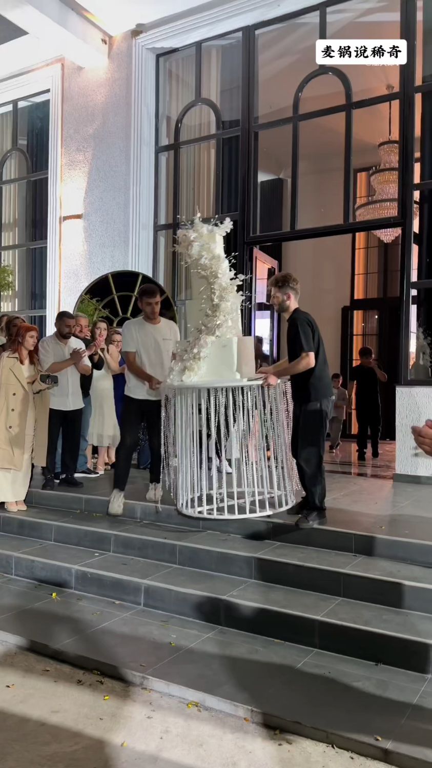 婚礼上的蛋糕给砸了,这可咋整呀?看一下老外是怎么处理的