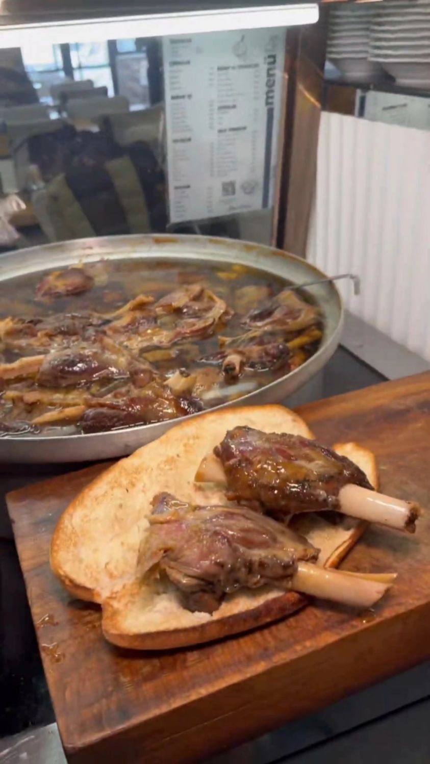 超量的土耳其羊腿肉夹馍,看看这肉量能抵中式肉夹馍几个