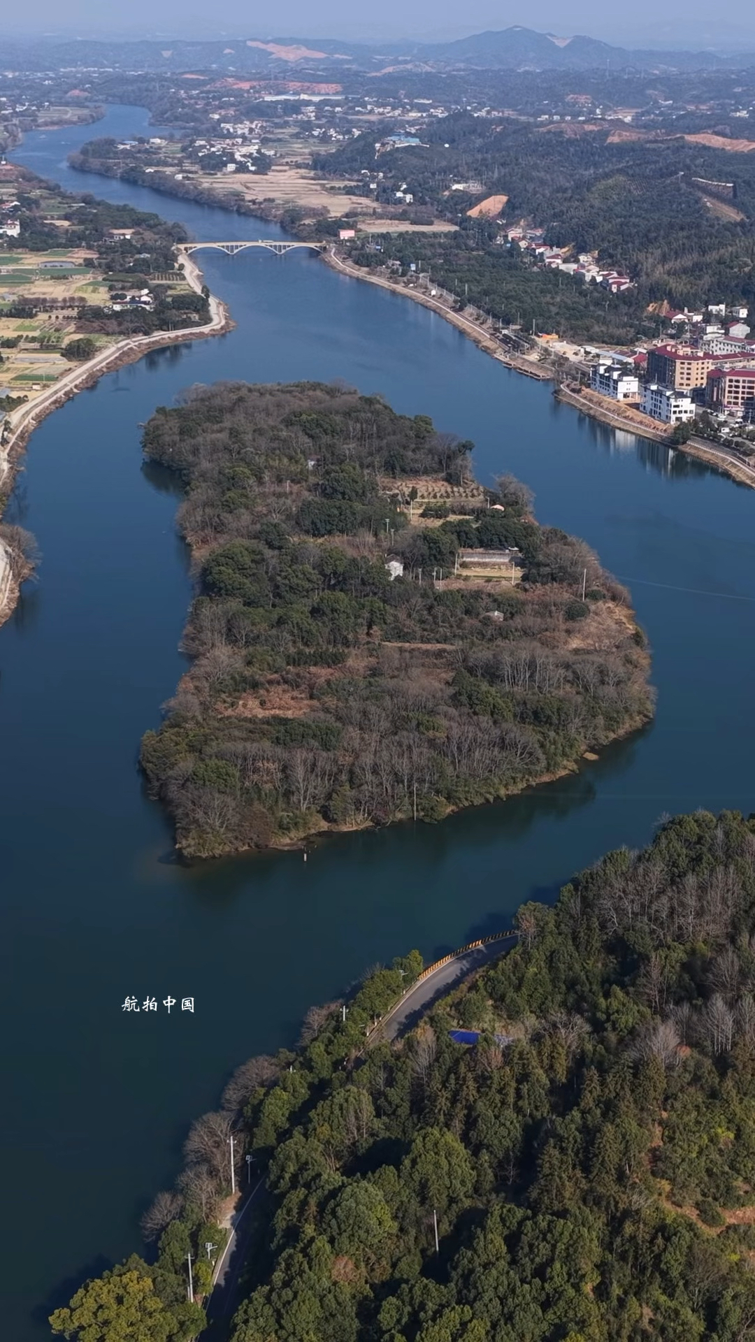 长沙浏阳河中央藏着座无人岛，繁茂树林里竟藏着房屋和菜地。