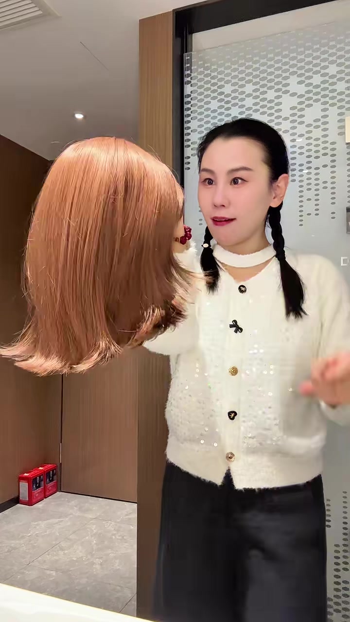 健身人戴假发在保定吃喝的一天假自律人