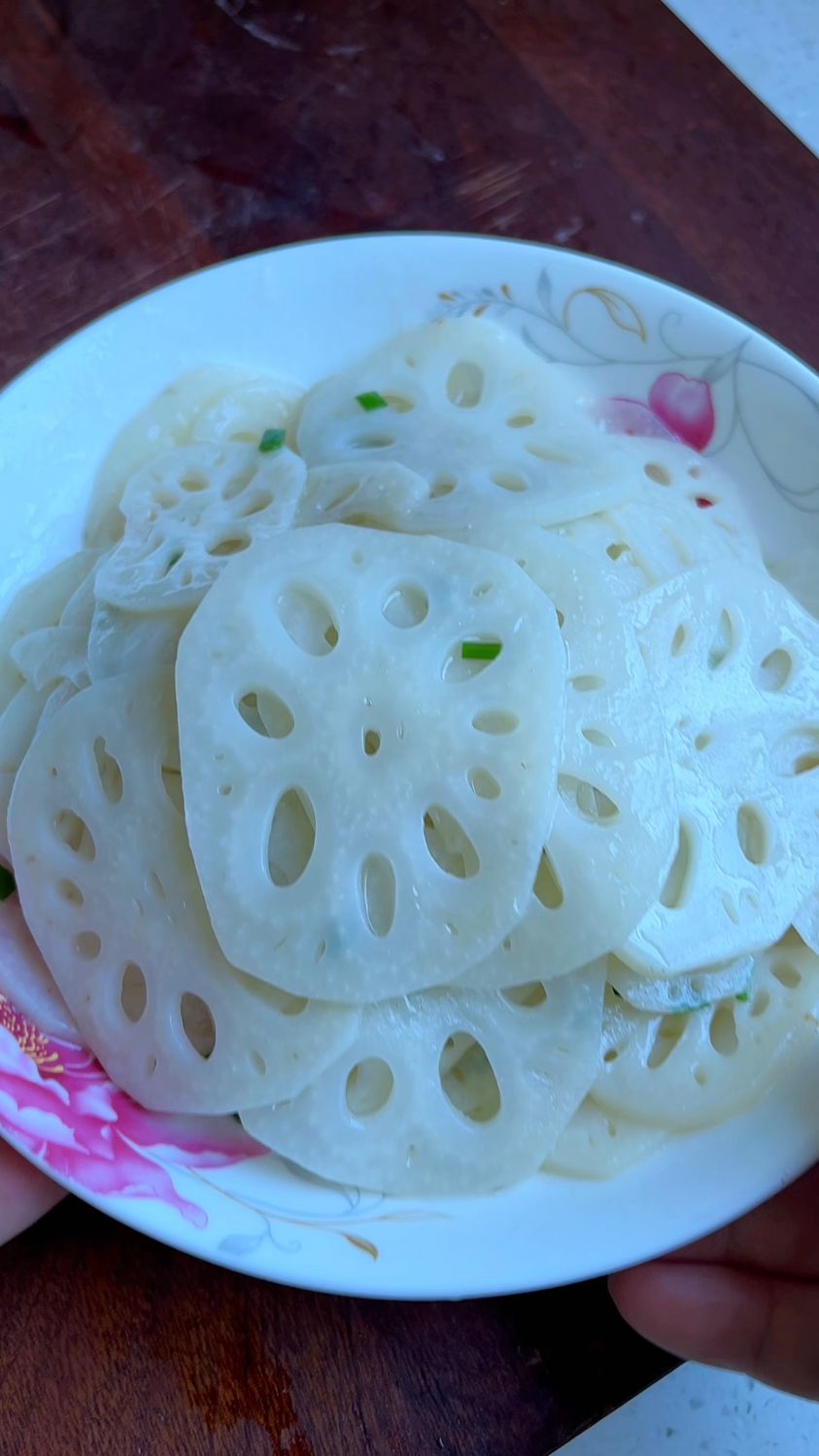 清炒藕片还得是湖北的老做法，藕片洁白不发黑，口感清脆