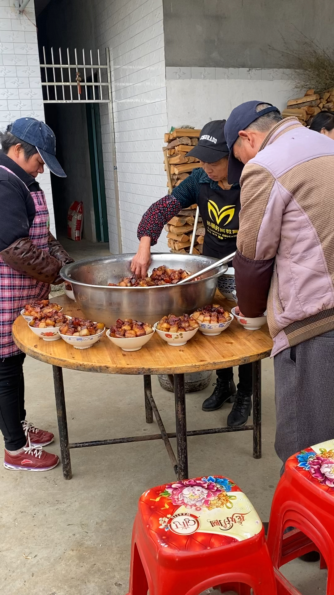 用手拿怎么啦?农村酒席红烧肉摆盘上蒸锅!