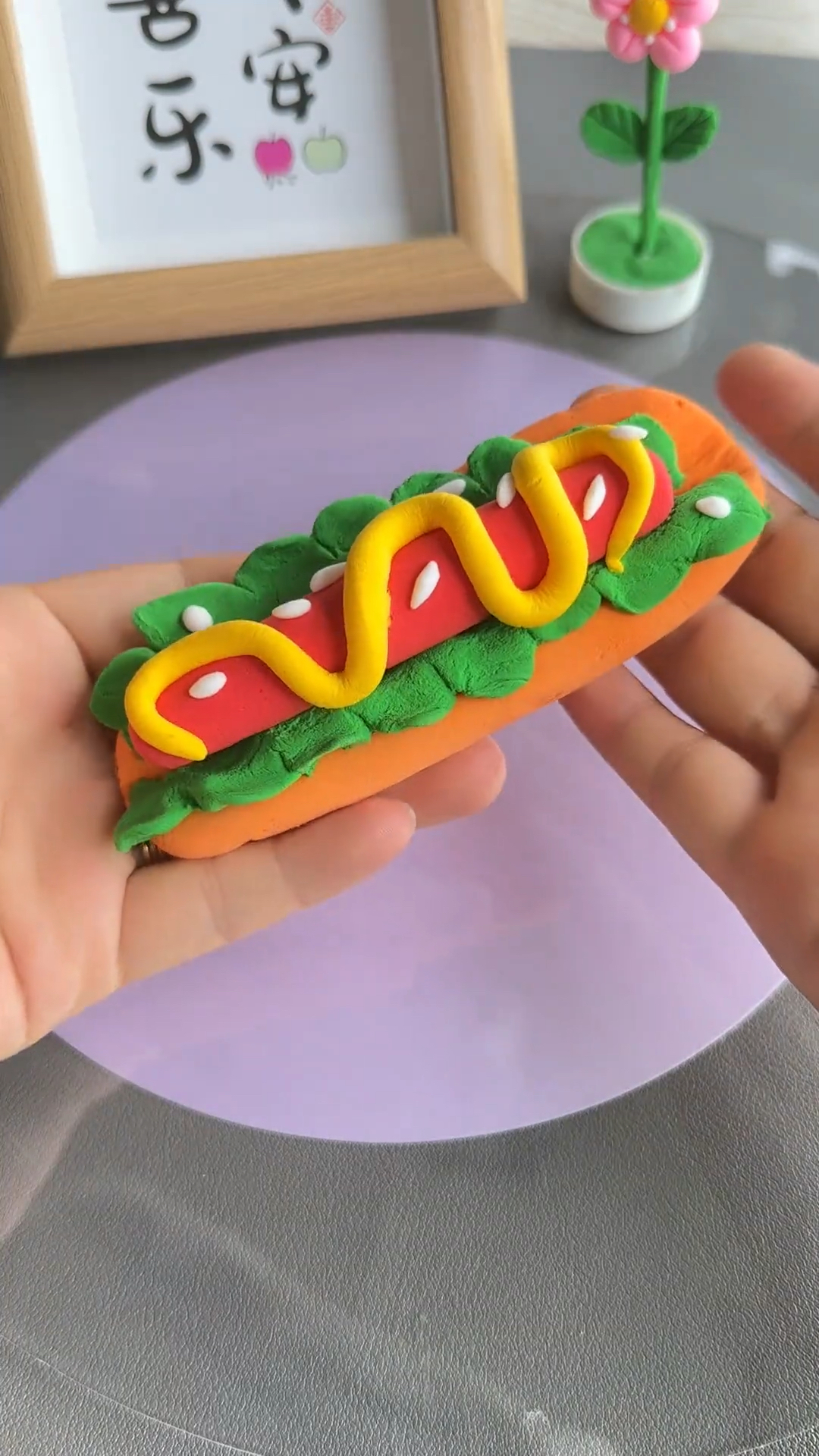 陪娃一起用粘土做个美味的热狗汉堡包吧,简单几步就能完成