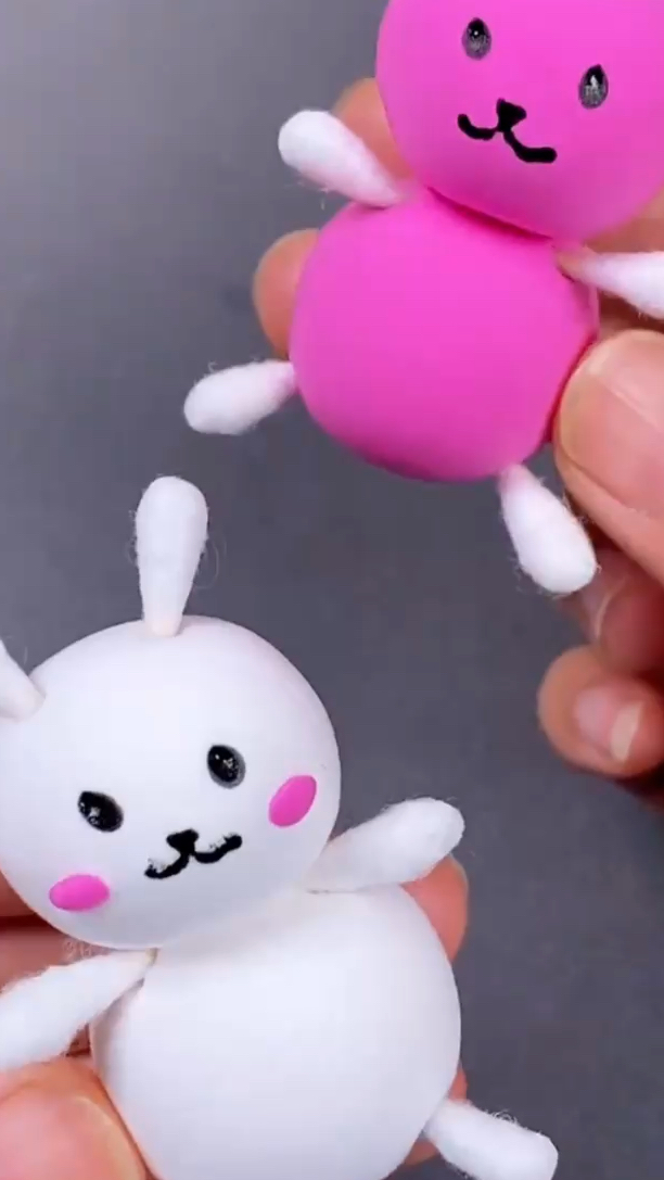粘土搓两个圆球就能制作可爱的小兔子
