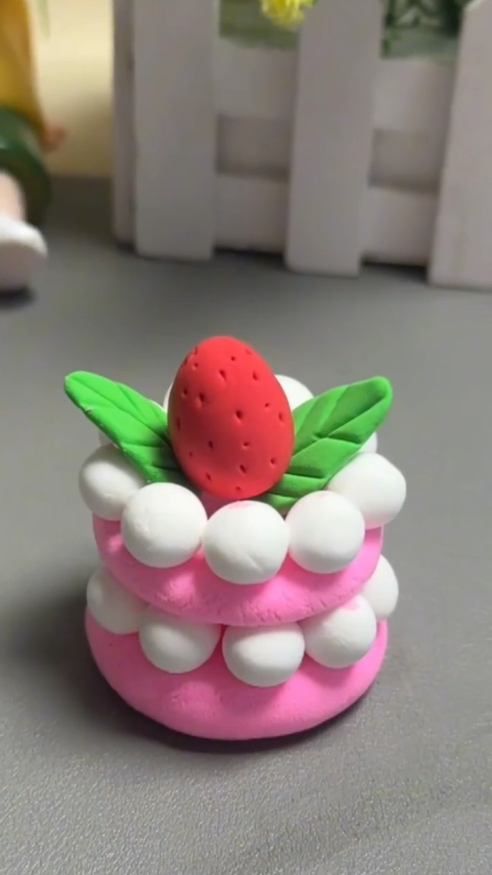 用粘土做一个可爱的小蛋糕