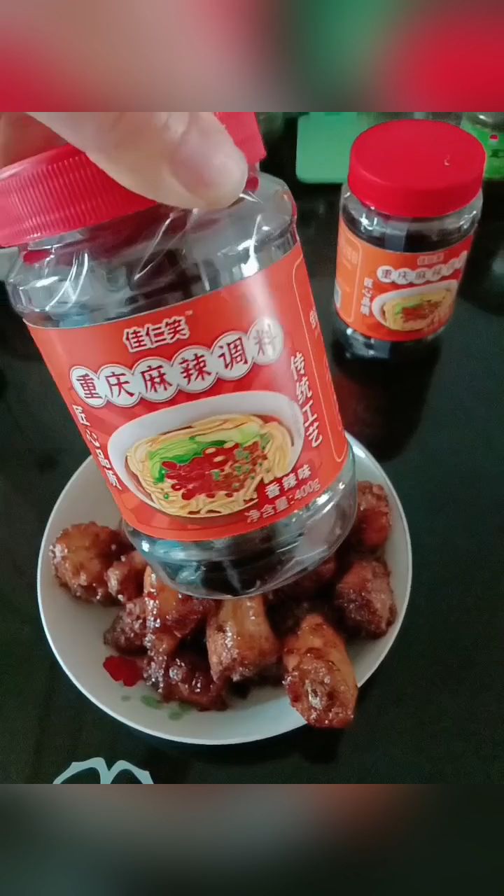 做香酥麻辣鸡脖子就的用重庆麻辣调料,吃起来嘎吱嘎吱骨头都好吃
