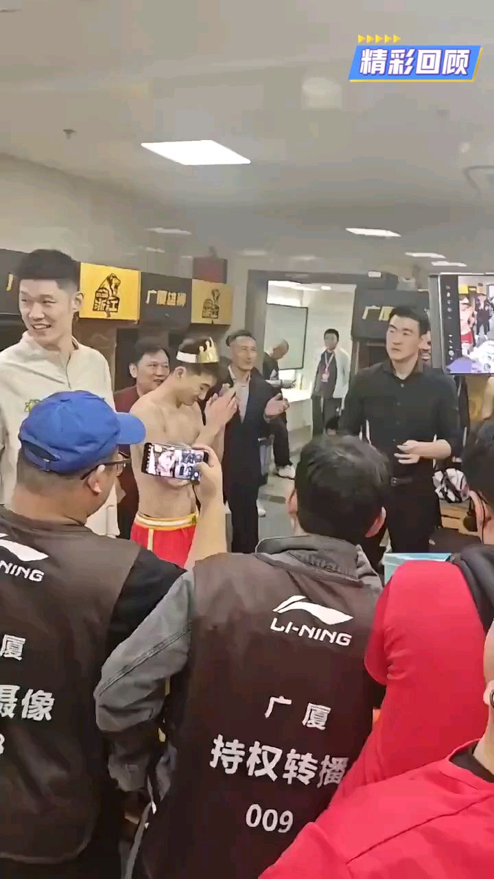 喜上加喜!广厦男篮赢球后为孙铭徽庆生,寿星自觉躺倒被蛋糕扣脸