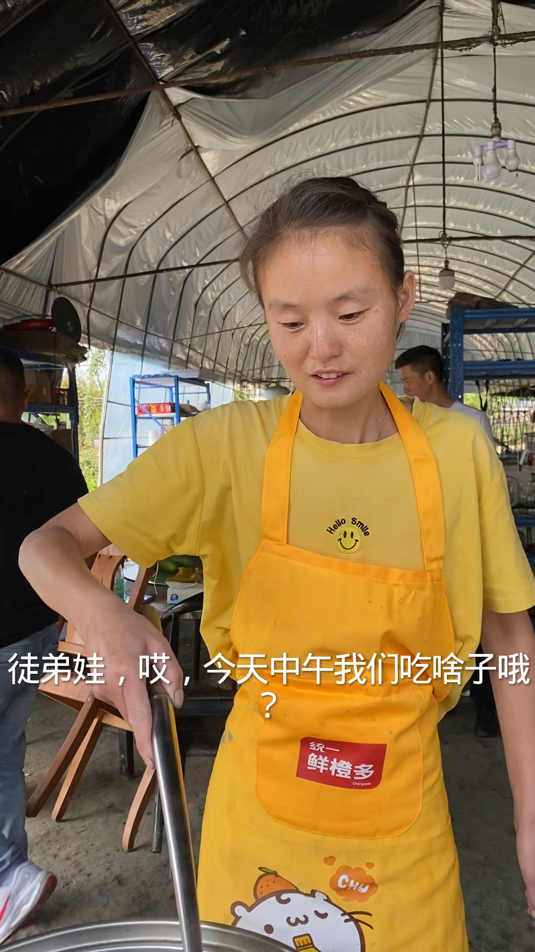 农场招牌菜:羊肚菌炖土鸡,徒弟搞了满满一大锅,闻着就流口水。