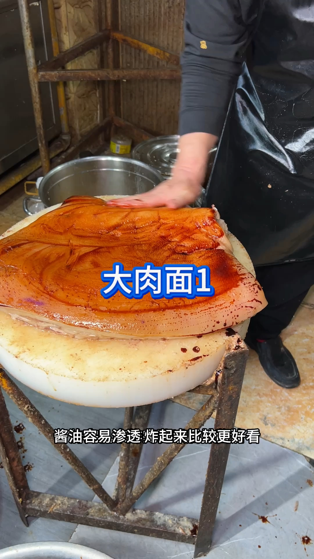安徽来安大肉面大肉饭现场制作。