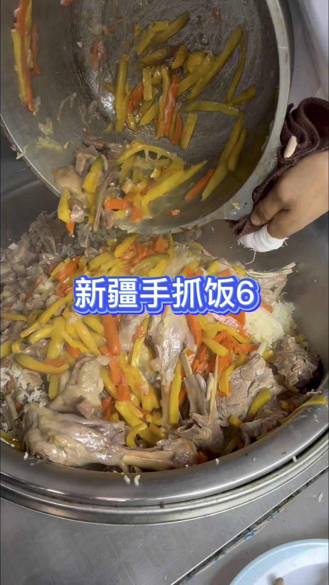 四川南充马路边的手抓饭。