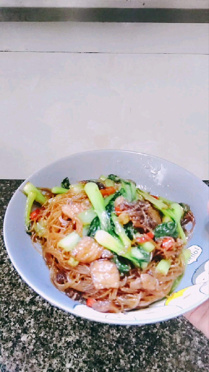 五花肉要煸得酥香,粉丝要提前泡软,青菜最后放才够脆