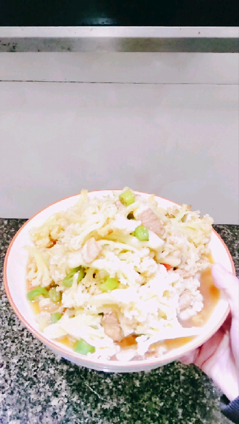 肉片软嫩不柴,花菜带着淡淡的甜。如今自己下厨复刻