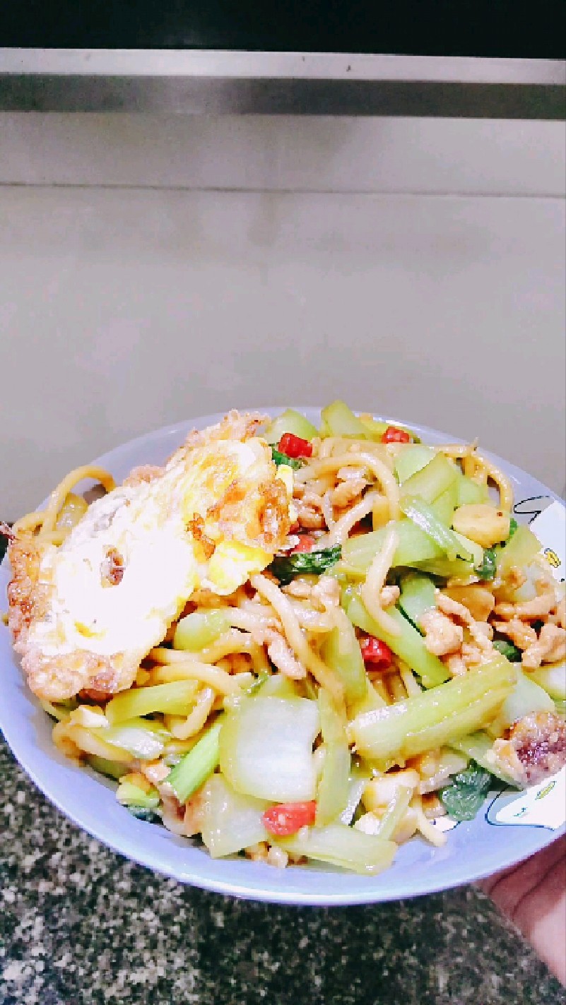 劲道面条吸满鲜汁，肉丝嫩、青菜脆，一口下去，也有了满足感