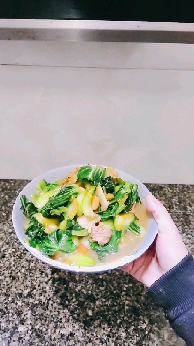 一勺红亮酱汁裹住脆嫩青菜,烟火气揉着甜咸香,家常红烧的滋味