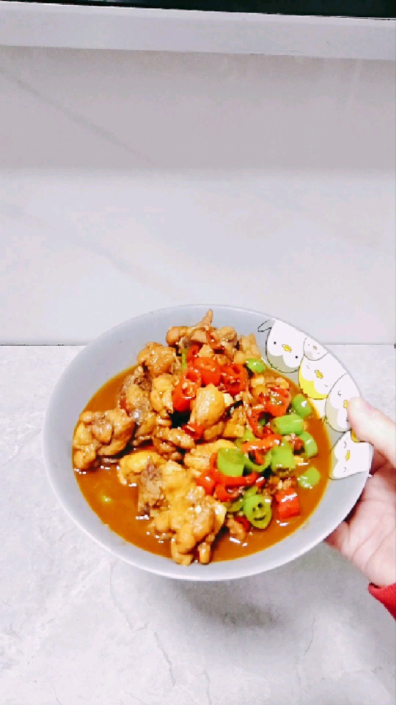 金黄焦脆的鸡翅根,裹着秘制香辣酱料,咬开的瞬间肉汁四溢