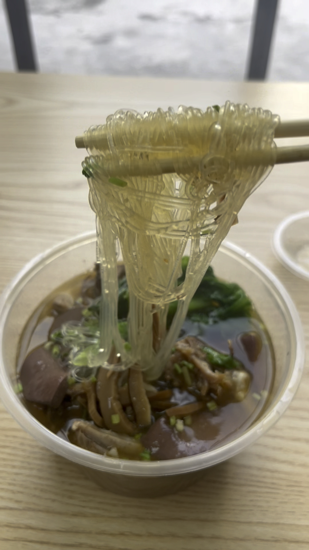 福建的冬粉鸭小吃,真的很好吃,细细的米粉,10元一份还加了鸭肉